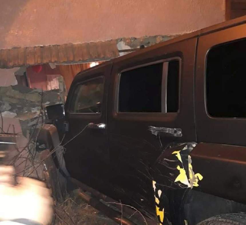 FOTO / A intrat cu maşina de teren într-o casă din Mureş, în timp ce o familie se pregătea pentru somn. Imagini şocante