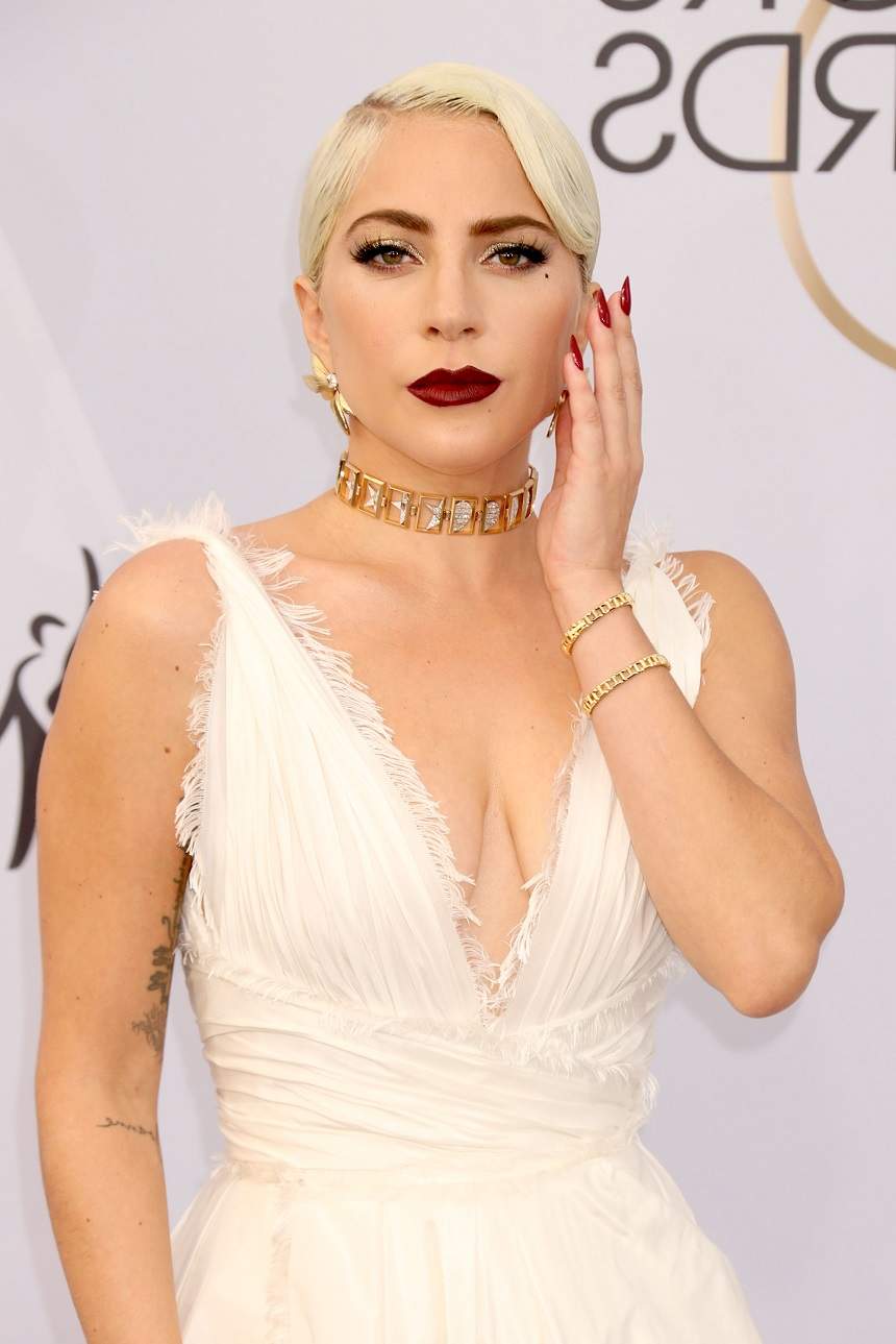 FOTO / Lady Gaga, la un pas să-și arate lenjeria intimă, la un eveniment! A purtat o rochie cu o crăpătură adâncă