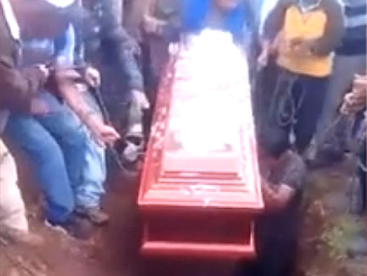 Scene de groază la înmormântare! Trupul neînsufleţit al unei femei a căzut din sicriu