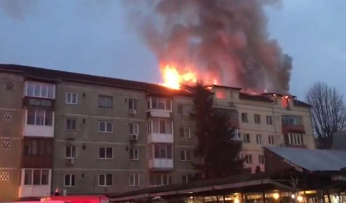 VIDEO / Incendiu violent, în Timișoara! Zeci de oameni sunt evacuați dintr-un bloc