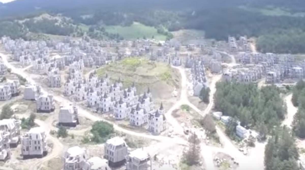 VIDEO / Inedit! Acesta este orașul abandonat, cu sute de castele în stil Disney