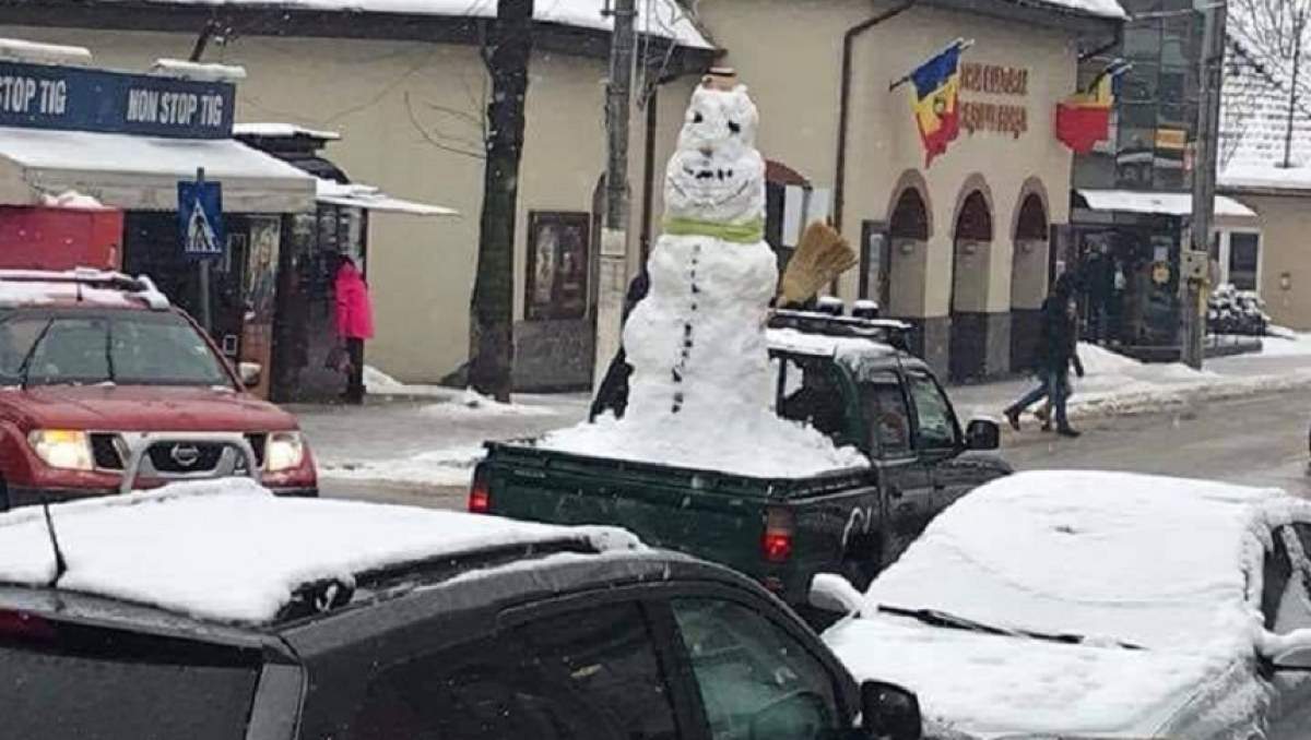 FOTO / Un turist a plecat de la munte cu omul de zăpadă în mașină. Imaginile au fost surprinse în trafic