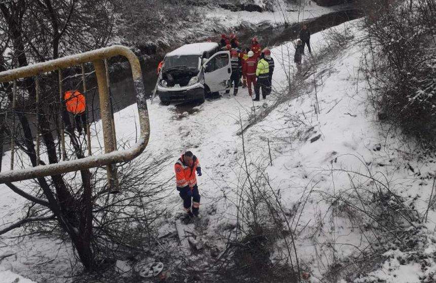 7 victime într-un accident grav, în Sibiu. Microbuzul în care se aflau a ajuns într-o râpă