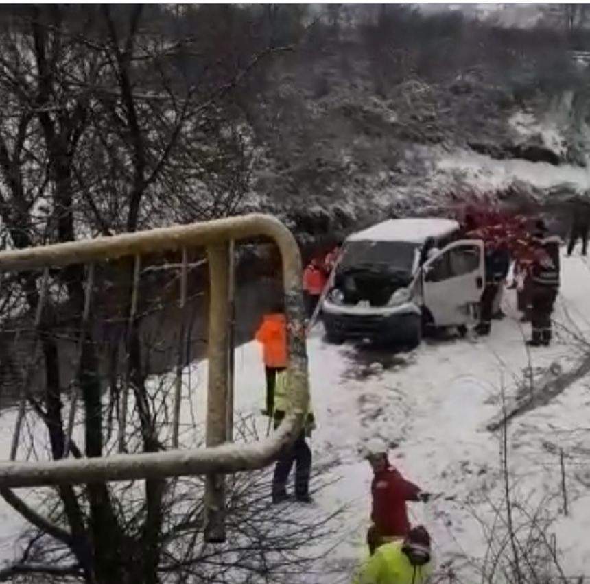 7 victime într-un accident grav, în Sibiu. Microbuzul în care se aflau a ajuns într-o râpă