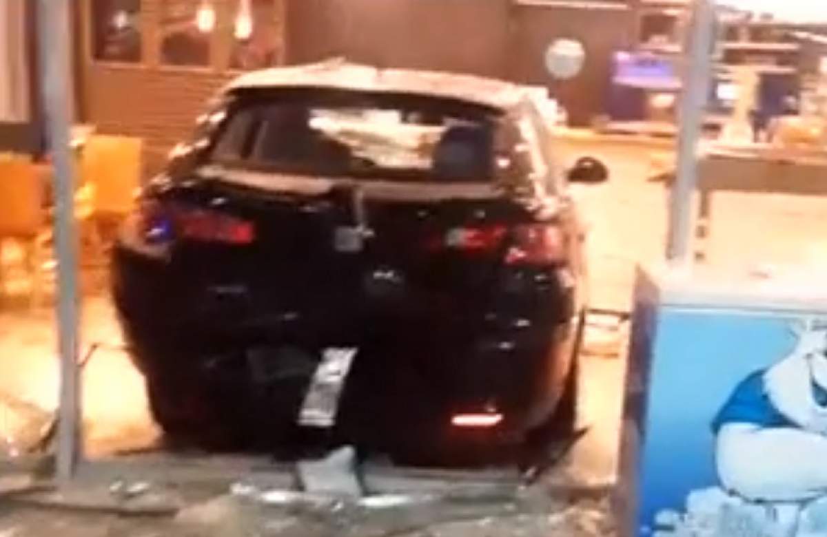 Un tânăr de 19 ani din Craiova a "reuşit" performanţa de a lovi două maşini, una dintre ele oprindu-se în interiorul unei benzinării