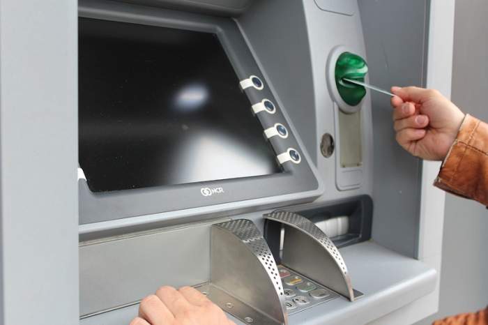 Un slătinean a uitat să-şi ridice o sumă de bani de la bancomat. Ce a făcut femeia din spatele lui? Poliţia a aflat totul