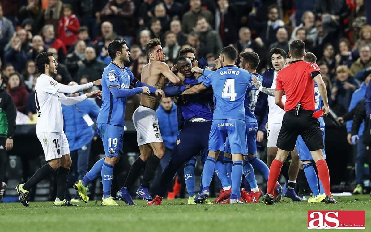VIDEO / Scene de groază la meciul Valencia – Getafe! Jucătorii s-au bătut pe teren, iar sângele a curs pe „Mestalla”