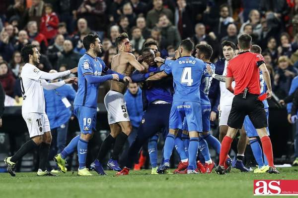 VIDEO / Scene de groază la meciul Valencia – Getafe! Jucătorii s-au bătut pe teren, iar sângele a curs pe „Mestalla”