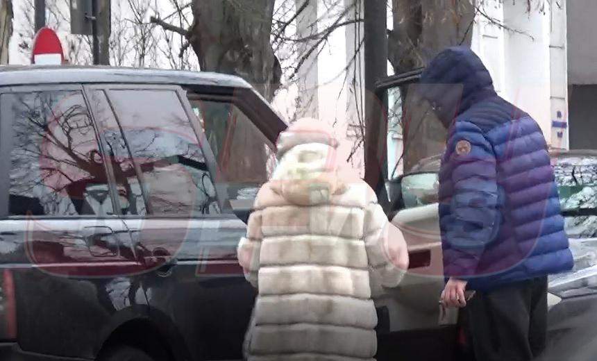VIDEO PAPARAZZI / Soţia lui Mircea Lucescu, la un pas de un accident! Neli a fost salvată, în ultima clipă, de un bărbat