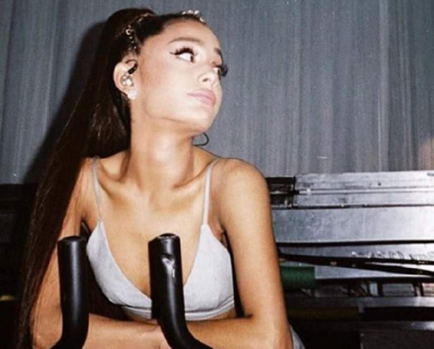 Ariana Grande și-a tatuat un cuvânt în japoneză, dar a dat-o în bară cu traducerea! "Să-l șteargă cât poate"