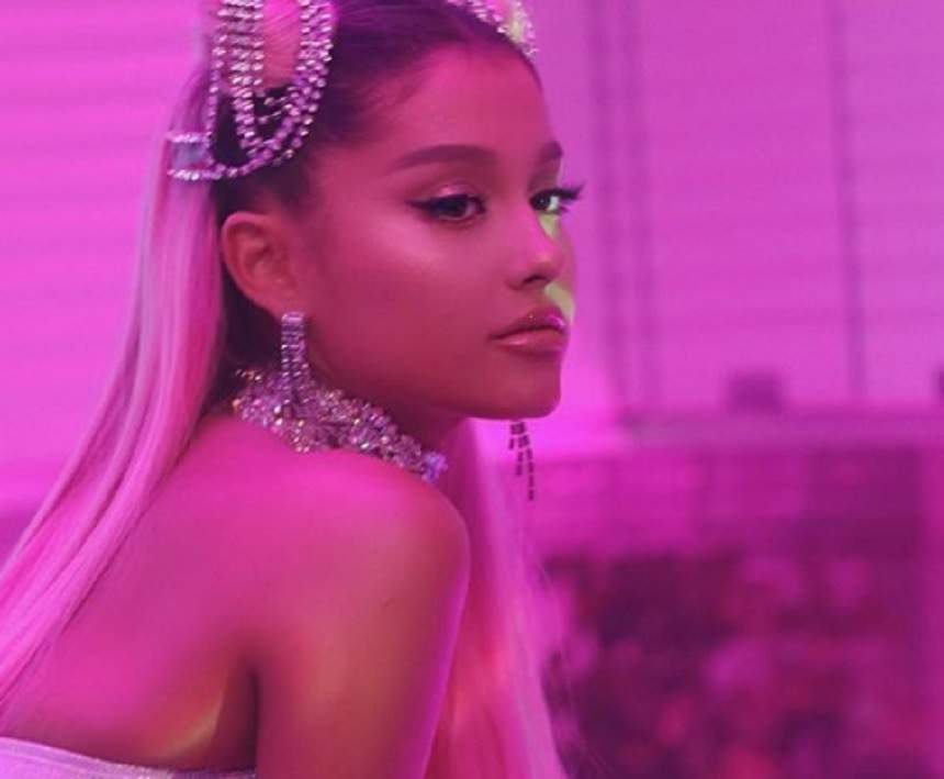 Ariana Grande și-a tatuat un cuvânt în japoneză, dar a dat-o în bară cu traducerea! "Să-l șteargă cât poate"