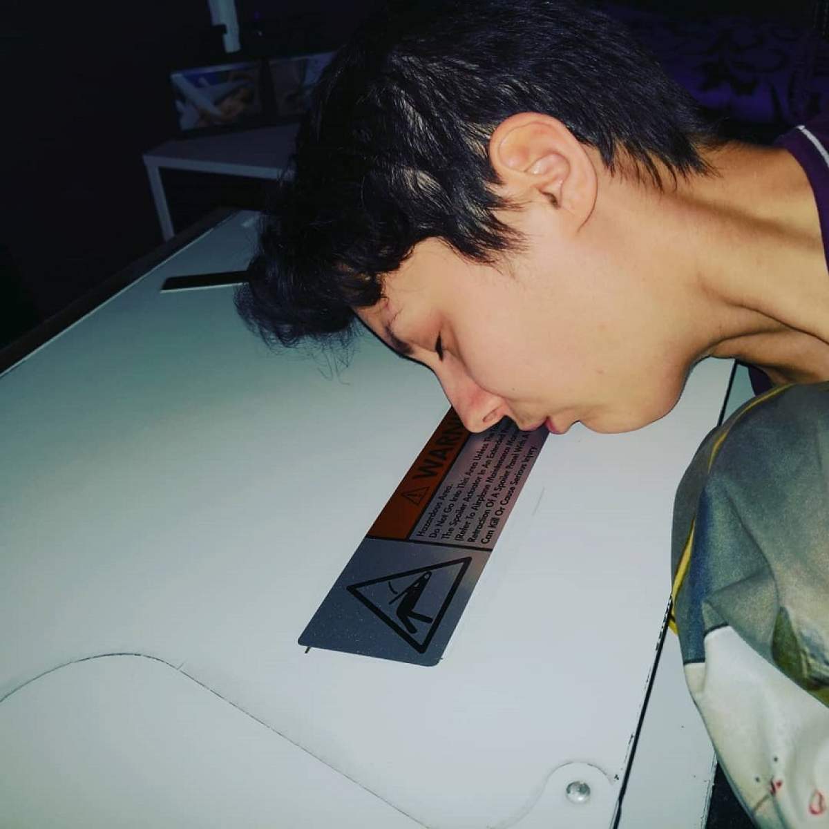 FOTO / De-a dreptul surprinzător, dar este îndrăgostită de aripile sale! O femeie susţine că are o relaţie cu... un avion