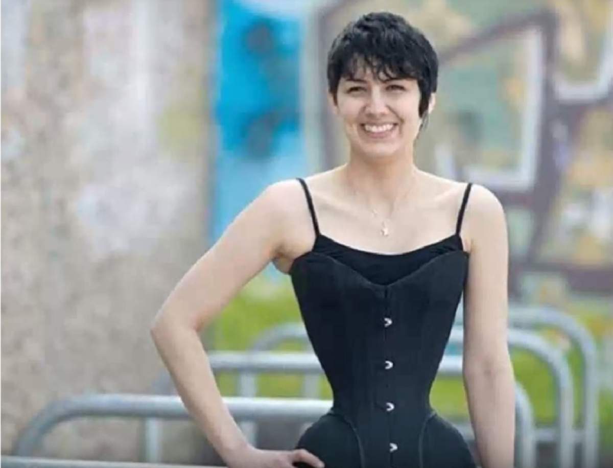 VIDEO / Imaginile care te bagă în sperieţi! A purtat un corset în fiecare zi timp de trei ani. Talia sa are 40 de centimetri