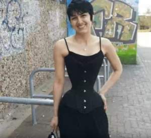 VIDEO / Imaginile care te bagă în sperieţi! A purtat un corset în fiecare zi timp de trei ani. Talia sa are 40 de centimetri