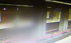 Imagini şocante! Momentul teribil în care femeia din staţia Apărătorii Patriei s-a aruncat în faţa metroului