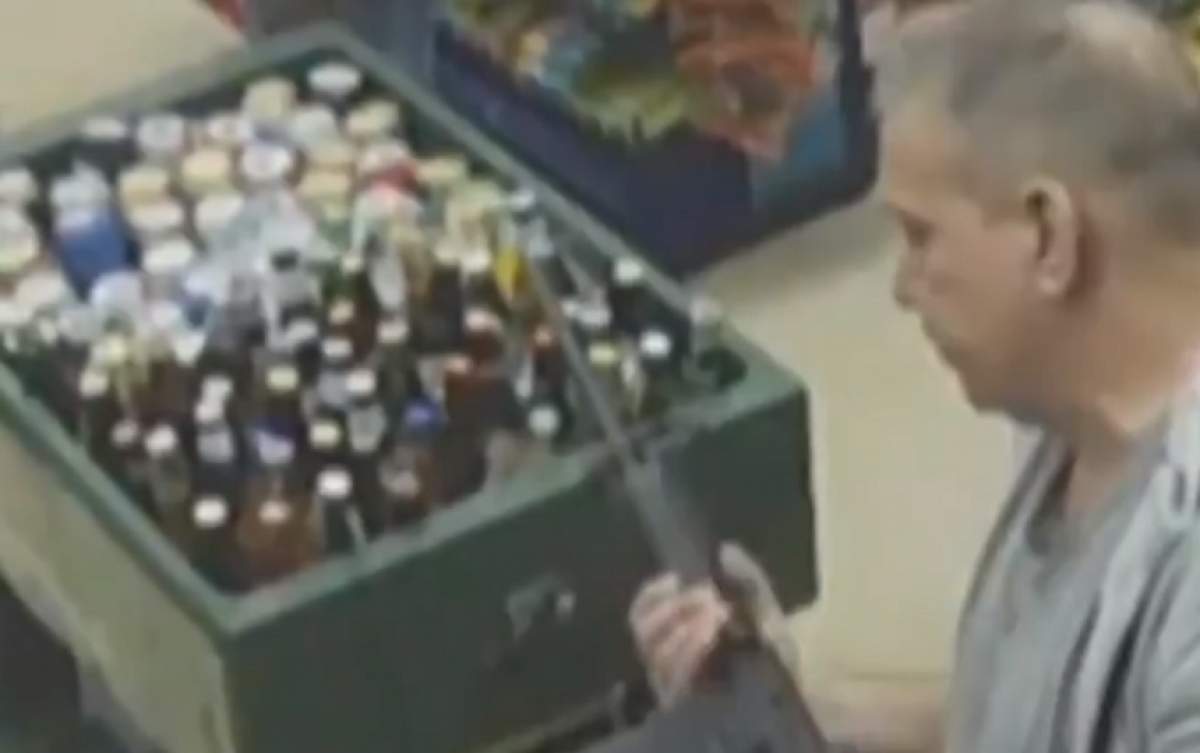 VIDEO / Nervos din cale-afară că ţigările s-au scumpit, un bărbat s-a dus cu arma la magazin