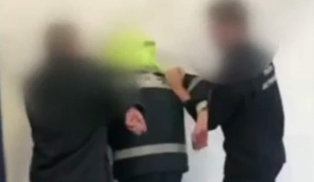 VIDEO / Angajat al unui aeroport din Moldova, prins în timp ce fura din bagajele pasagerilor. Ce făcea apoi cu bunurile