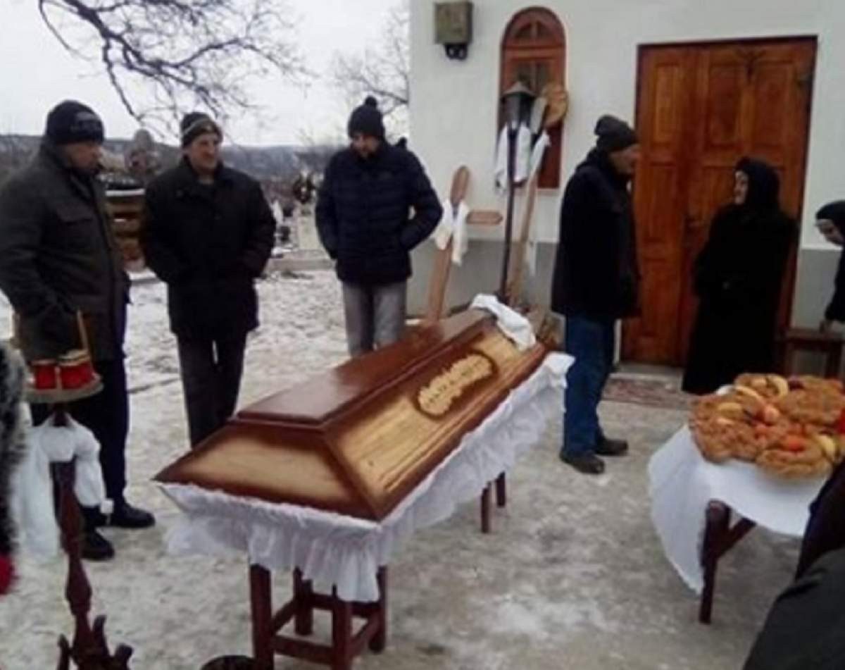 Incredibil! Un preot din Bacău a ținut moarta în fața bisericii pentru că era prea săracă