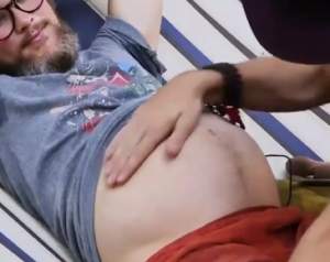 VIDEO / Povestea bărbatului trans care a rămas însărcinat! "A fost emoționant, am început să plâng"