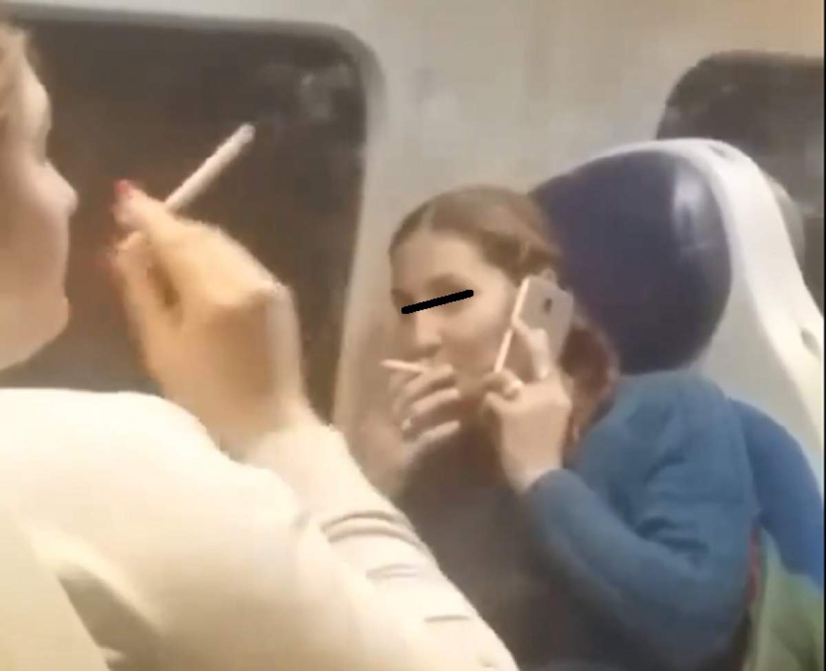 VIDEO / Revoltător! Două tinere fumează fără nicio jenă într-un tren plin cu călători