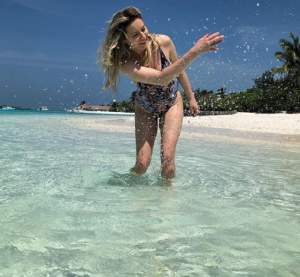 FOTO / Laura Cosoi, la proba costumului de baie după ce a născut! Vedeta, îndrăzneață pe plajele din Maldive