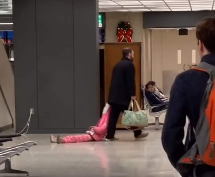 VIDEO / Imagini şocante într-un aeroport din SUA. Cum îşi tratează acest bărbat copilul