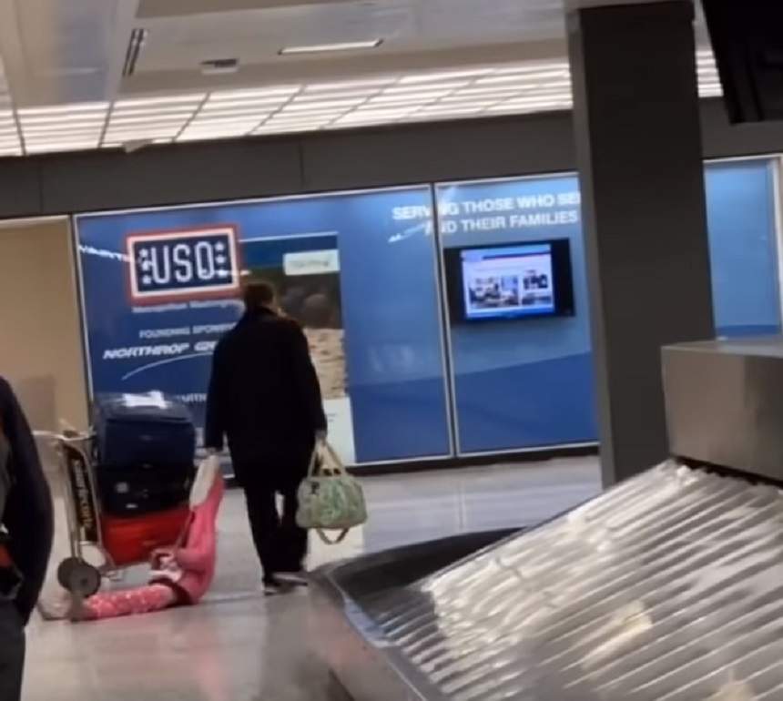VIDEO / Imagini şocante într-un aeroport din SUA. Cum îşi tratează acest bărbat copilul