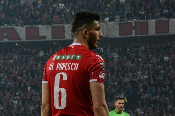 FOTO / Un fotbalist din liga I și-a cerut iubita de soție cu un inel spectaculos! A scos din buzunar bani grei pentru el