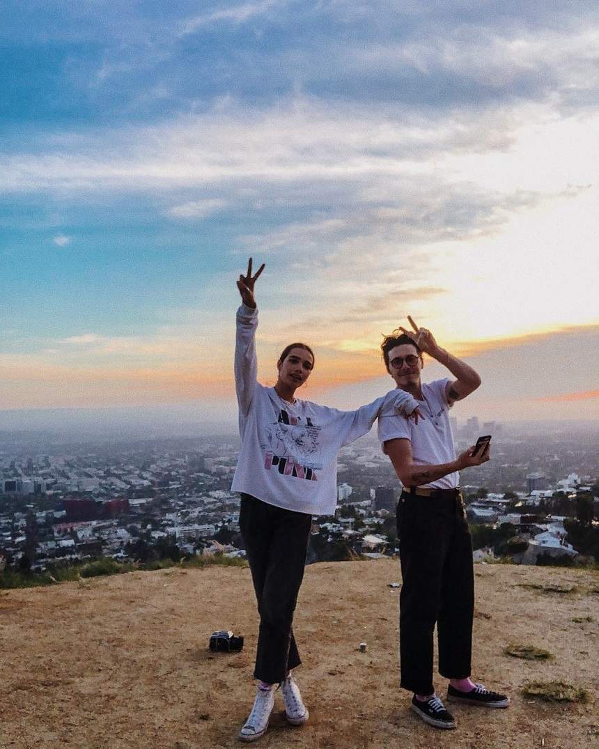 FOTO / Brooklyn Beckham şi-a ales iubita după chipul şi asemănarea mamei. Cum arată tânăra