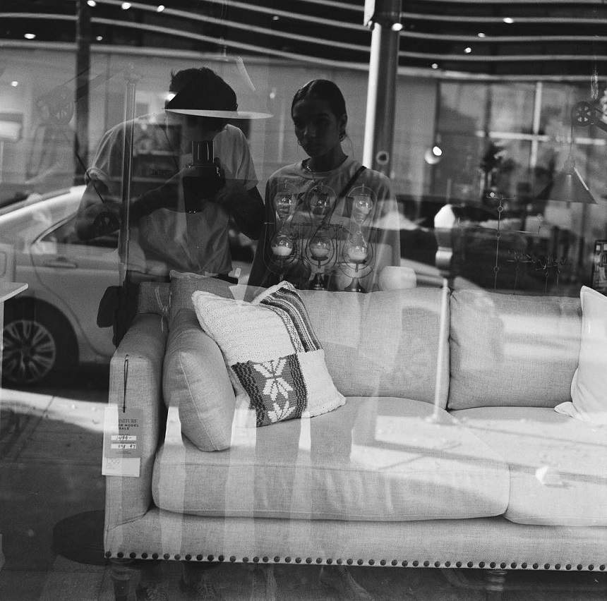 FOTO / Brooklyn Beckham şi-a ales iubita după chipul şi asemănarea mamei. Cum arată tânăra