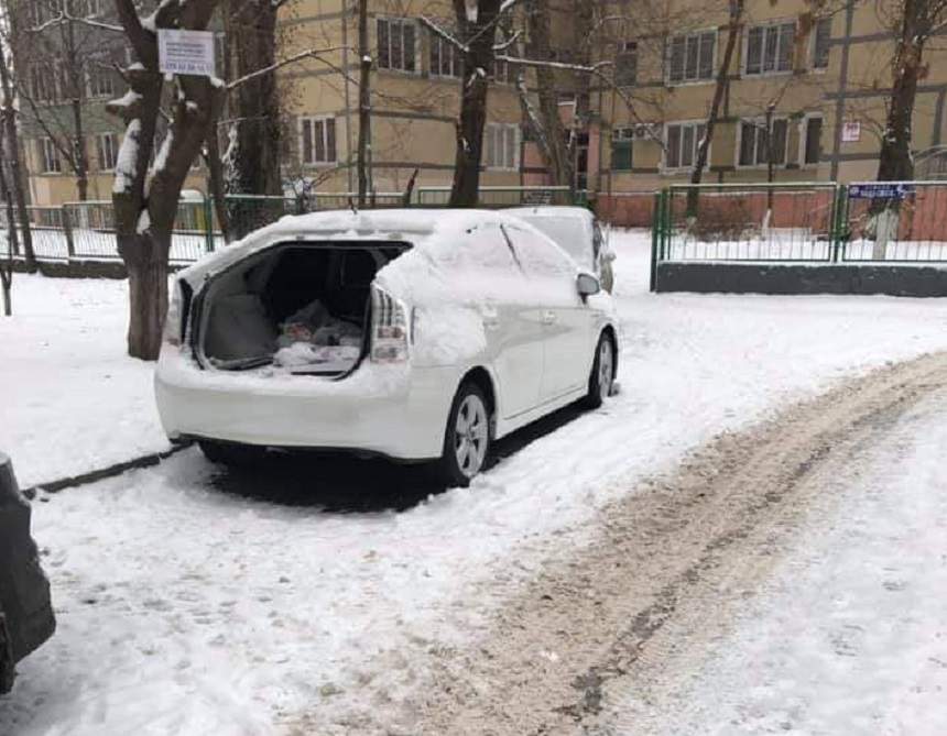 FOTO / Furt ca în comediile proaste! Un bărbat s-a trezit fără ușa de la portbagaj, după o tentativă eșuată a unor hoți