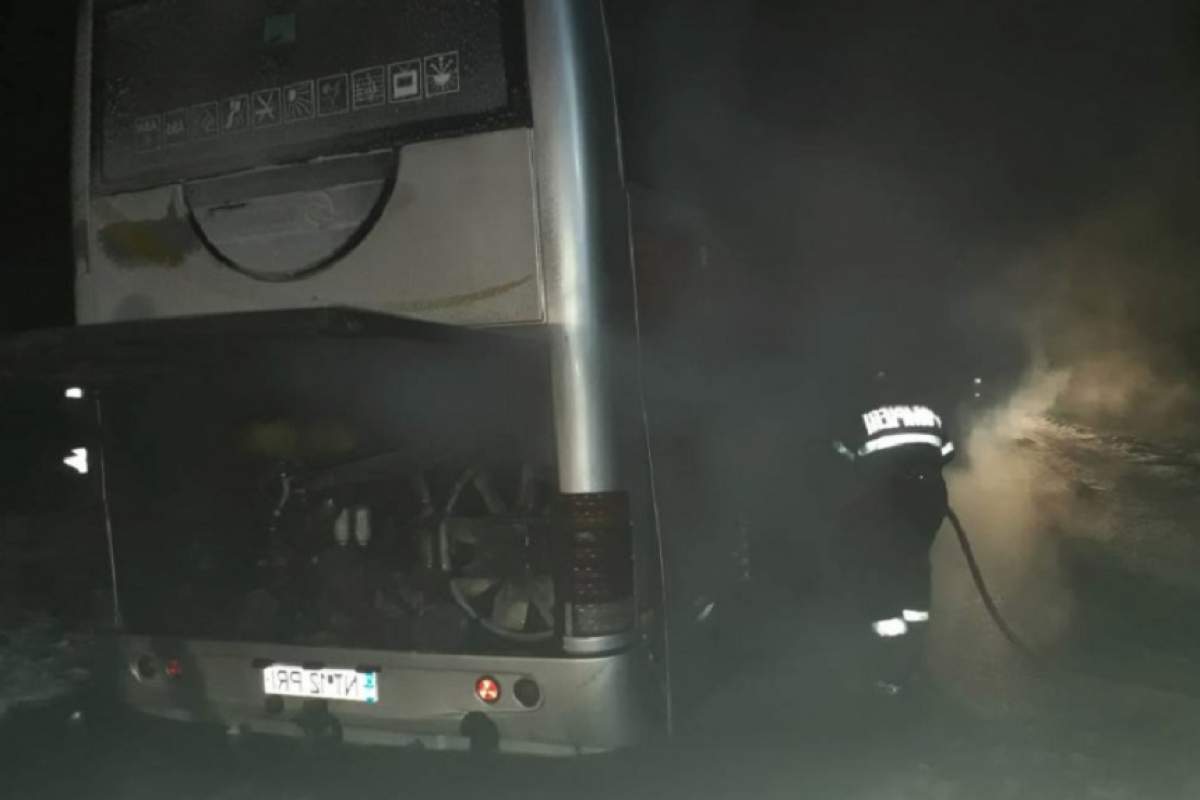 FOTO / Panică în Neamţ! Un autocar plin cu oameni a luat foc în mers