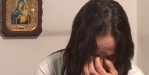 VIDEO / O tânără a fost lovită de soțul ei: "Mi-a dat şi cu cuţitul, cu furca! Cu grebla a aruncat după mine!"
