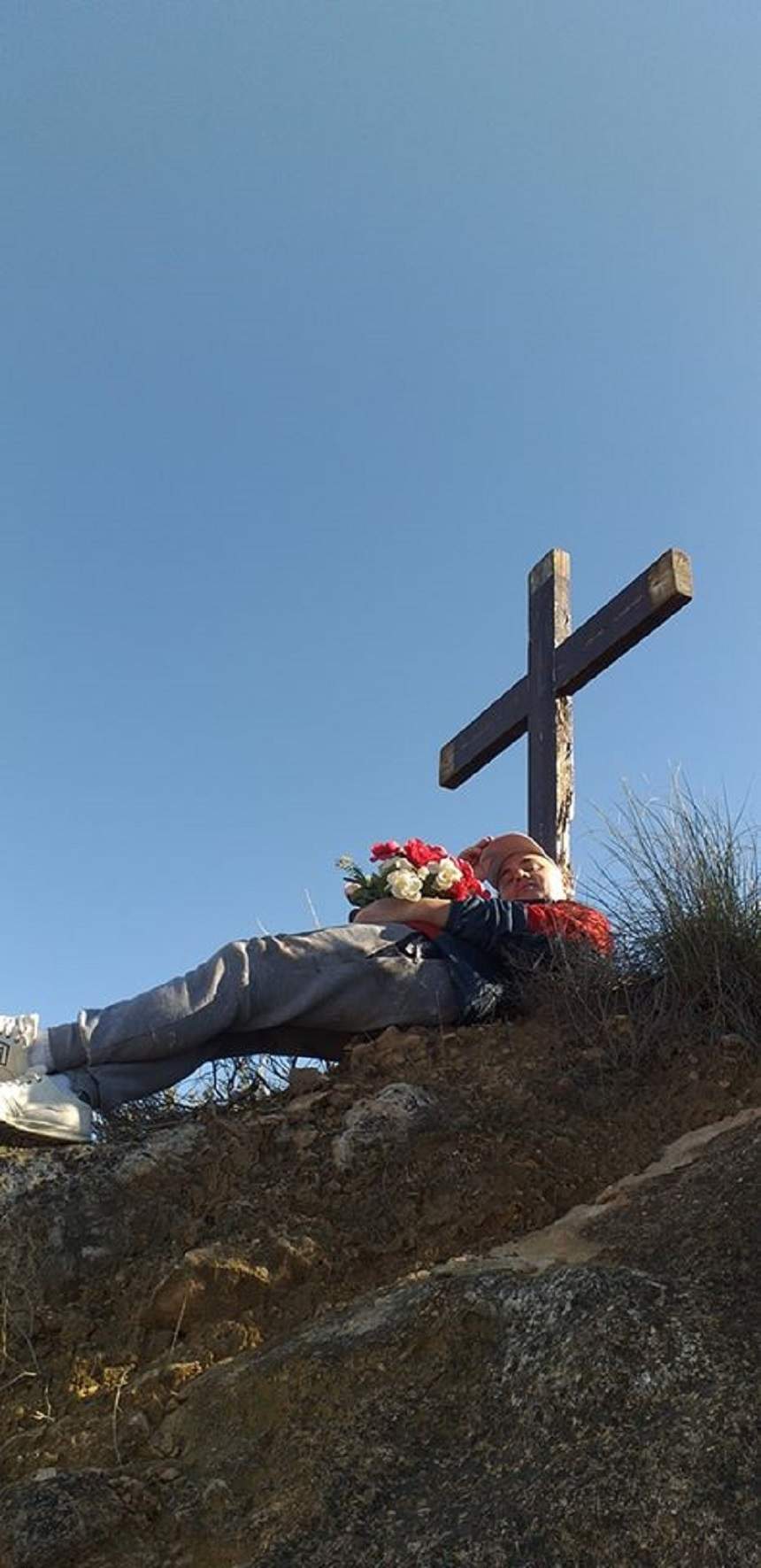 FOTO / Cristi din Banat a șocat pe toată lumea! S-a pozat lângă morminte, cu flori în zona intimă