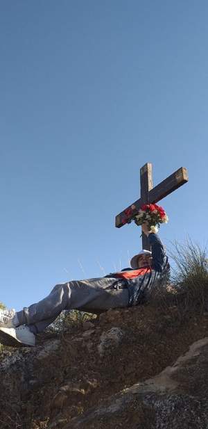 FOTO / Cristi din Banat a șocat pe toată lumea! S-a pozat lângă morminte, cu flori în zona intimă