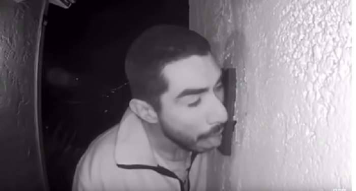 VIDEO / Scene bizare! Un bărbat a lins soneria unei case, timp de 3 ore