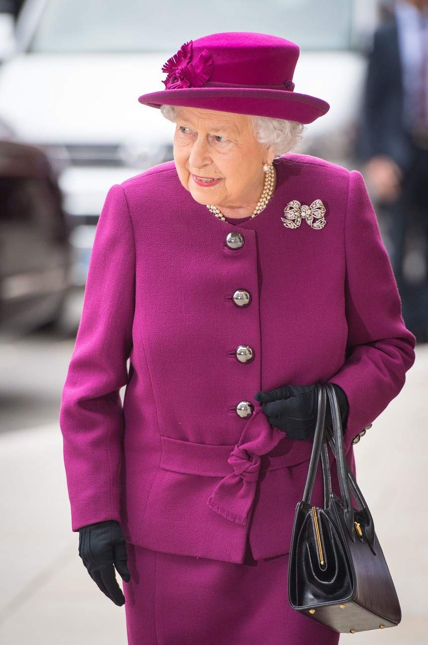 FOTO / Regina Elisabeta poartă aceeași geantă de 50 de ani! Cum arată accesoriul nelipsit al suveranei