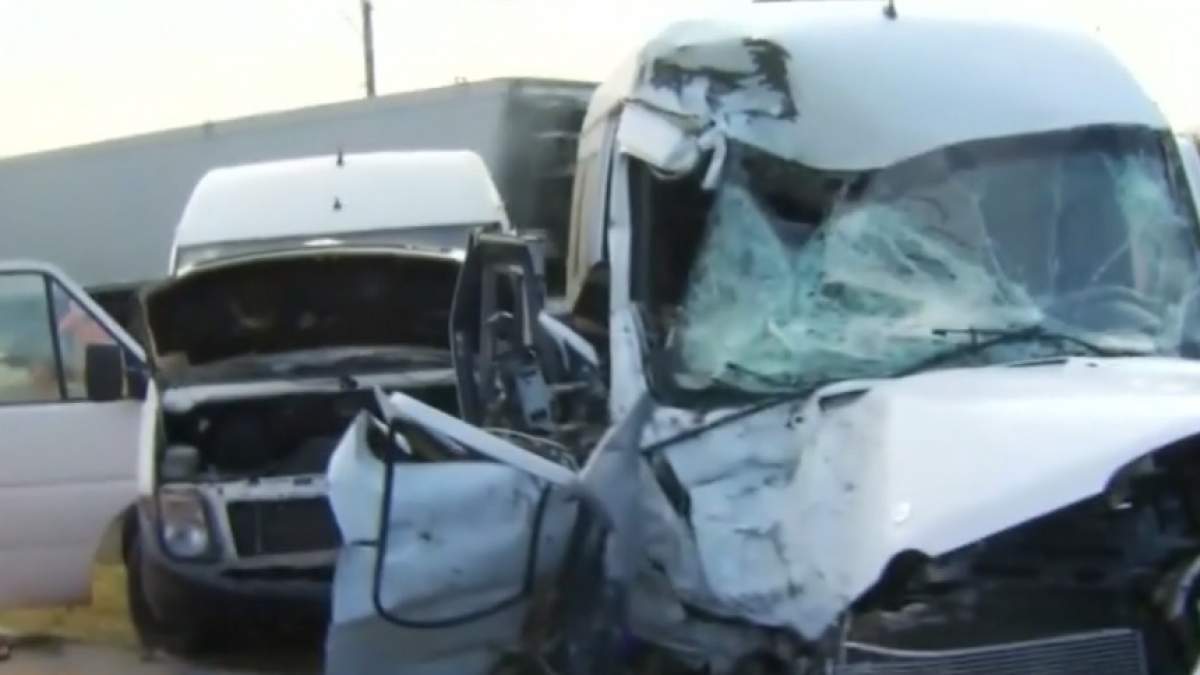 9 victime în urma unui accident grav pe DN7! Un microbuz a intrat într-un cap de pod