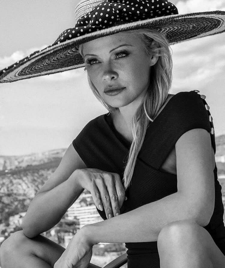 Tinereţe fără bătrăneţe pentru Pamela Anderson. Vedeta arată ca o adolescentă, iar bărbaţii nu îşi pot lua ochii de la ea/ GALERIE FOTO