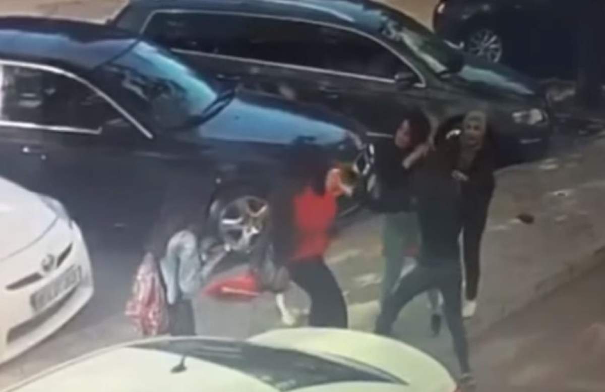 Imagini şocante în Moldova. O mamă cu copila de 3 ani de mână a fost bătută cu bestialitate de mai multe studente la Medicină