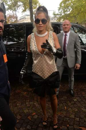 Rita Ora, imagini de infarct! A coborât din mașină și a lăsat la vedere un detaliu intim. GALERIE FOTO