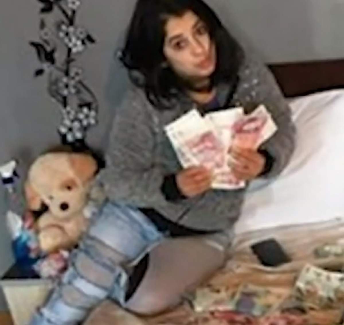 Imagine controversată! O româncă s-a pozat într-un pat cu bani, după ce a jefuit sute de case, în Anglia