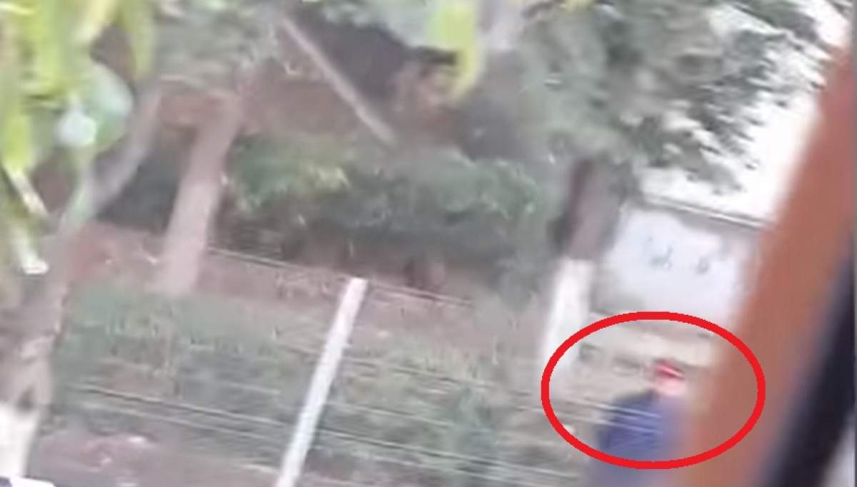 Scene şocante la geamul unui liceu din Buzău! Un bărbat s-a apropiat şi s-a dezbrăcat în faţa elevilor / VIDEO