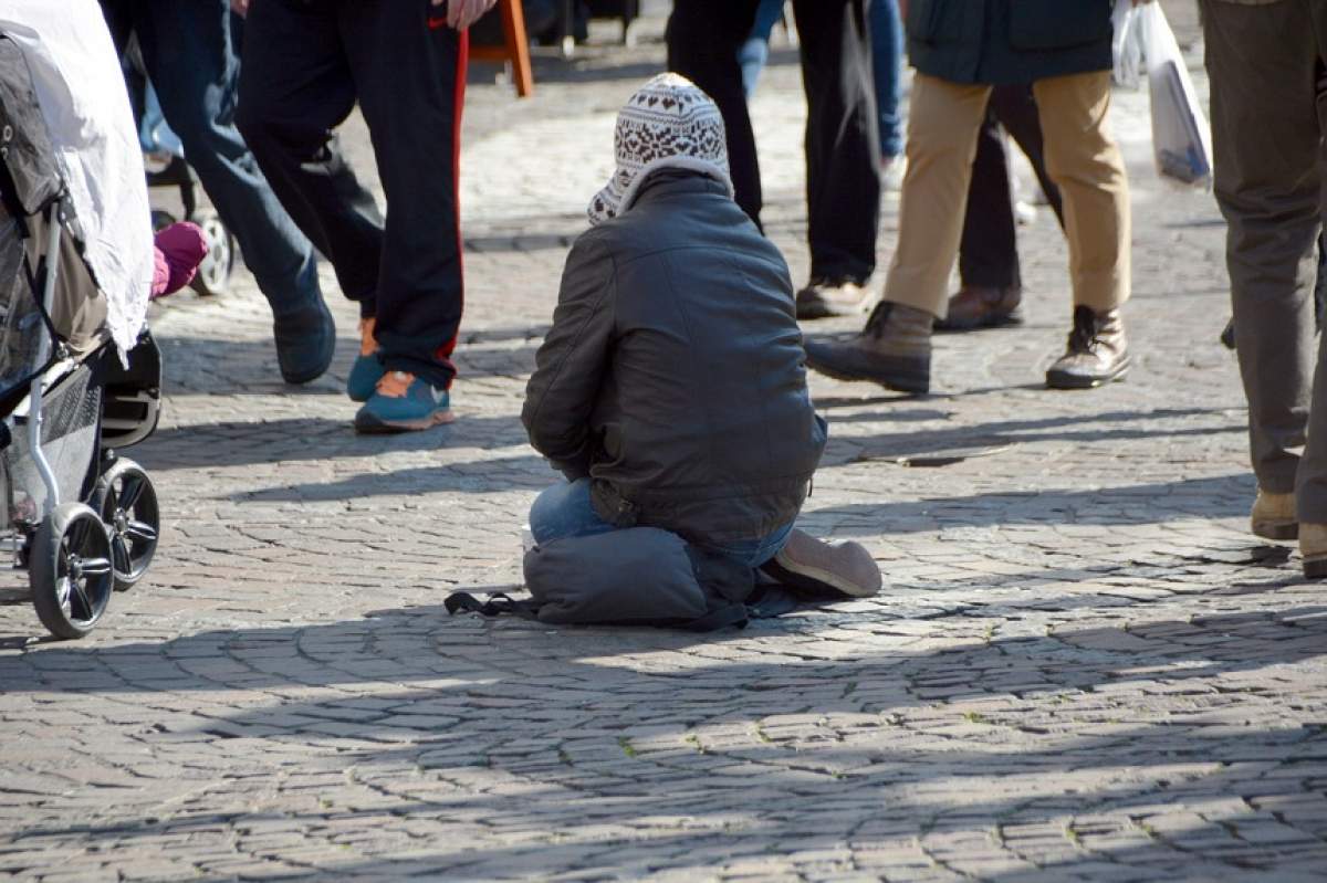 Câţi bani au găsit poliţiştii în casa unui bărbat care cerşea pe străzi