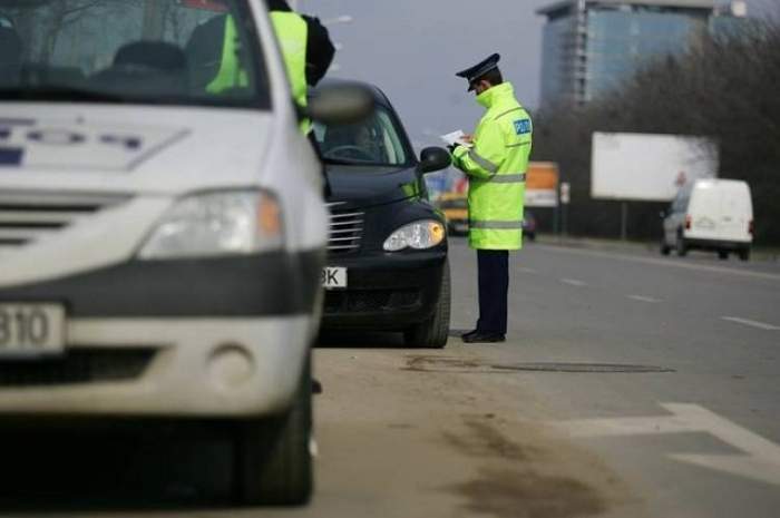 Atenţie, şoferi! Noul cod rutier intră în vigoare mâine. Ce riscaţi dacă folosiţi telefonul la volan
