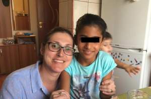În sfârșit, un motiv de bucurie în familia din România a Sorinei. Fiica asistenților maternali a dat marea veste