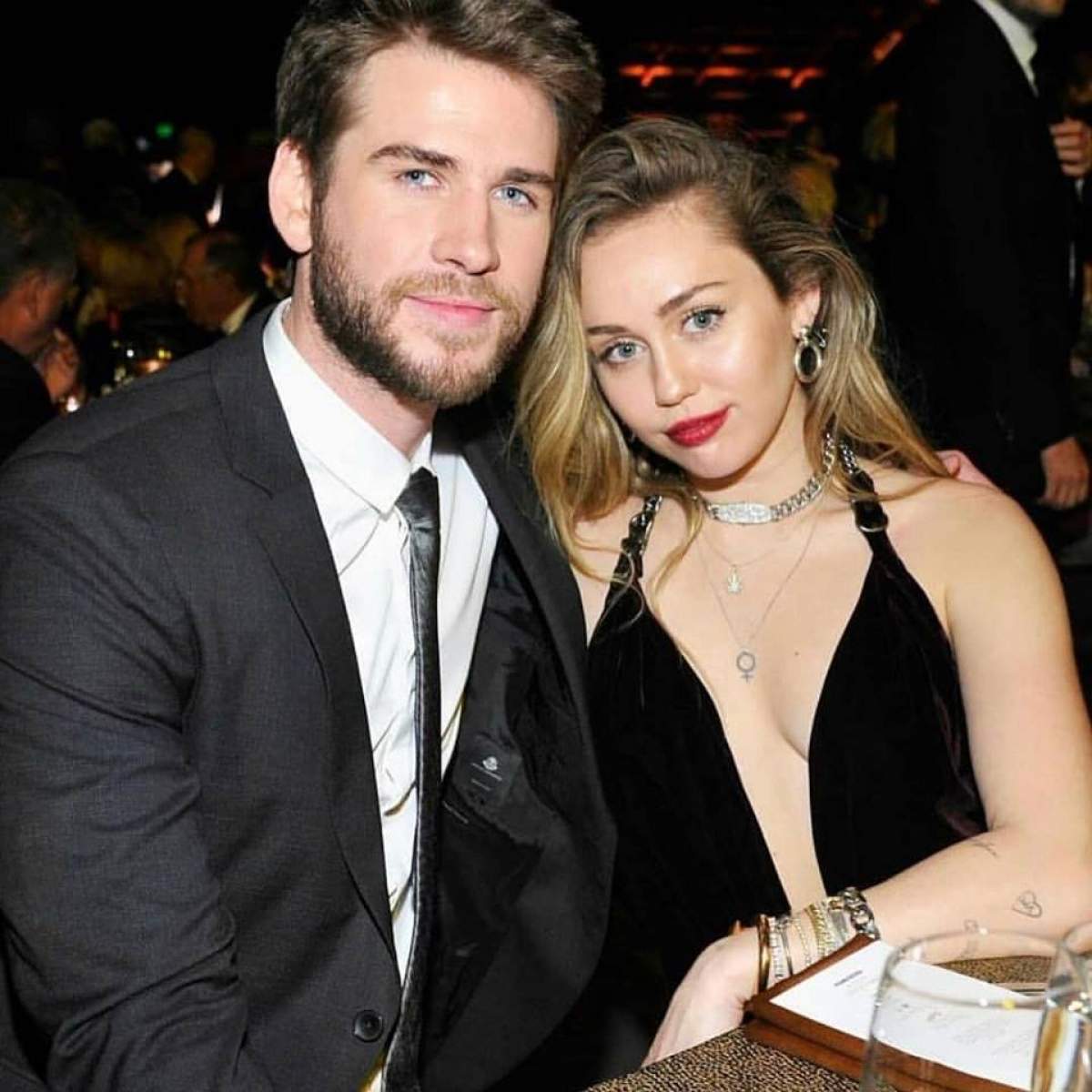 Liam Hemsworth a trecut deja peste despărţirea de Miley Cyrus? Cu cine a fost surprins actorul sărutându-se