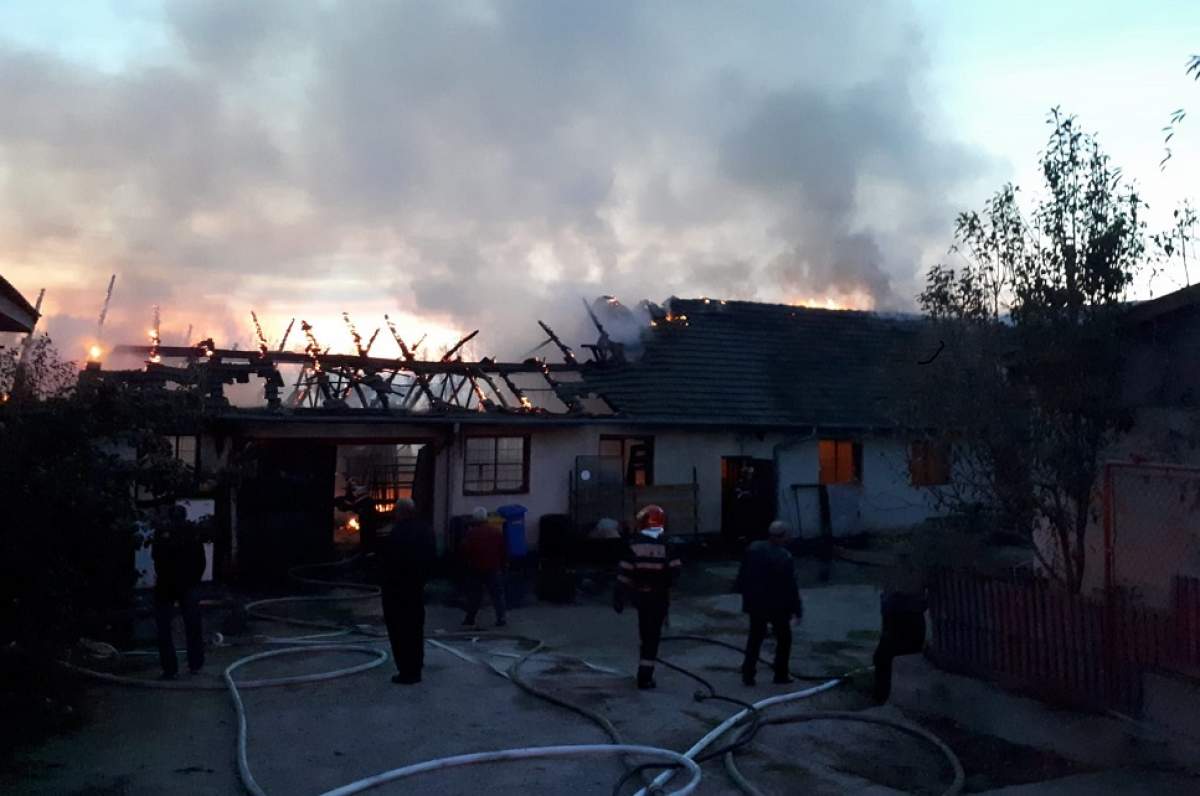 Incendiu devastator la o hală în Hunedoara. Pompierii au intervenit timp de trei ore pentru stingerea acestuia
