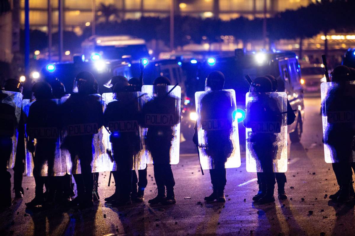 Zeci de zboruri anulate pe aeroportul din Barcelona! A fost blocat de protestatari, după ce nouă politicieni pro-independență au fost condamnați la închisoare