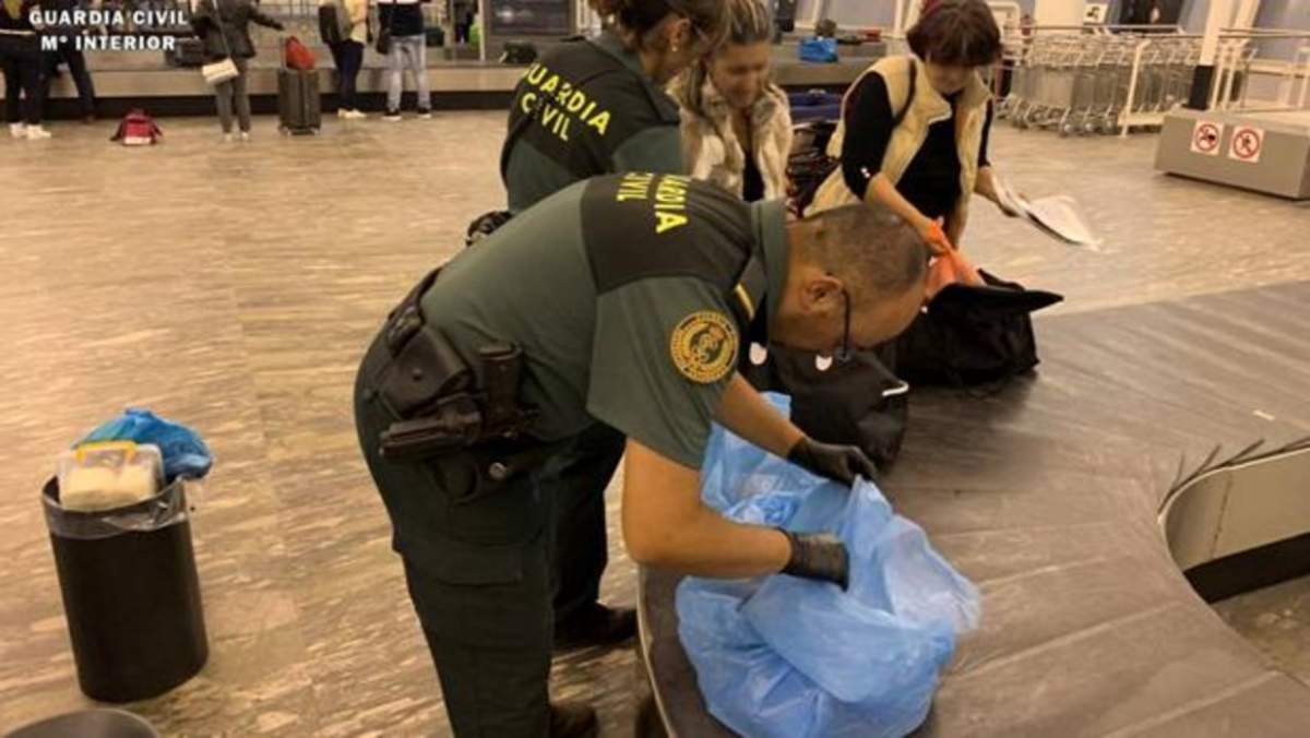 Români rămaşi fără bucatele de acasă pe aeroportul din Zaragoza, Spania. Care este cauza